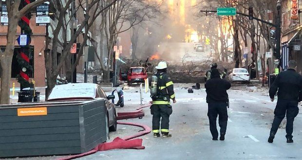 Mohutná exploze otřásla Nashvillem: Bomba v karavanu? Auta pohltily plameny, tři zranění