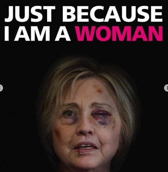 Plakáty z projektu italského umělce AleXsandra Palomba zaměřeného proti násilí na ženách. Na snímku exministryně zahraničí USA Hillary Clintonová.