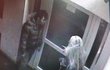 Násilníka-střízlíka zachytila domovní kamera před útokem na blondýnu (23).