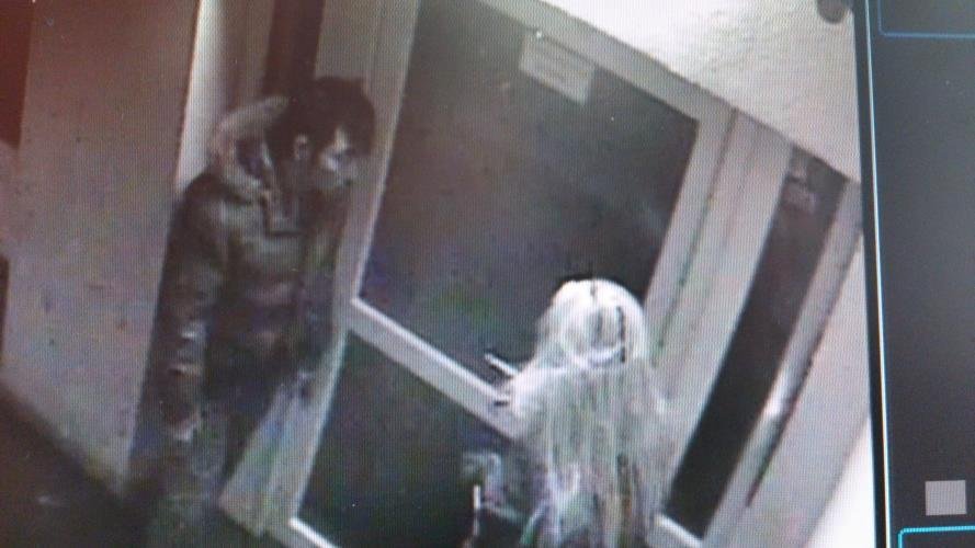 Násilníka-střízlíka zachytila domovní kamera před útokem na blondýnu (23).