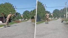 Husarský kousek ukrajinského vojáka - zneškodnil minu pomocí pneumatiky.