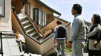 Japonsko děsí následné otřesy a hrozící sesuvy půdy