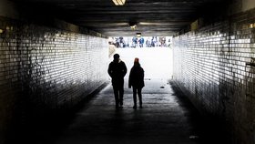 Dívku v Praze znásilnil rumunský bezdomovec: Policie hledá svědky, kteří dívce pomohli (ilustrační foto)