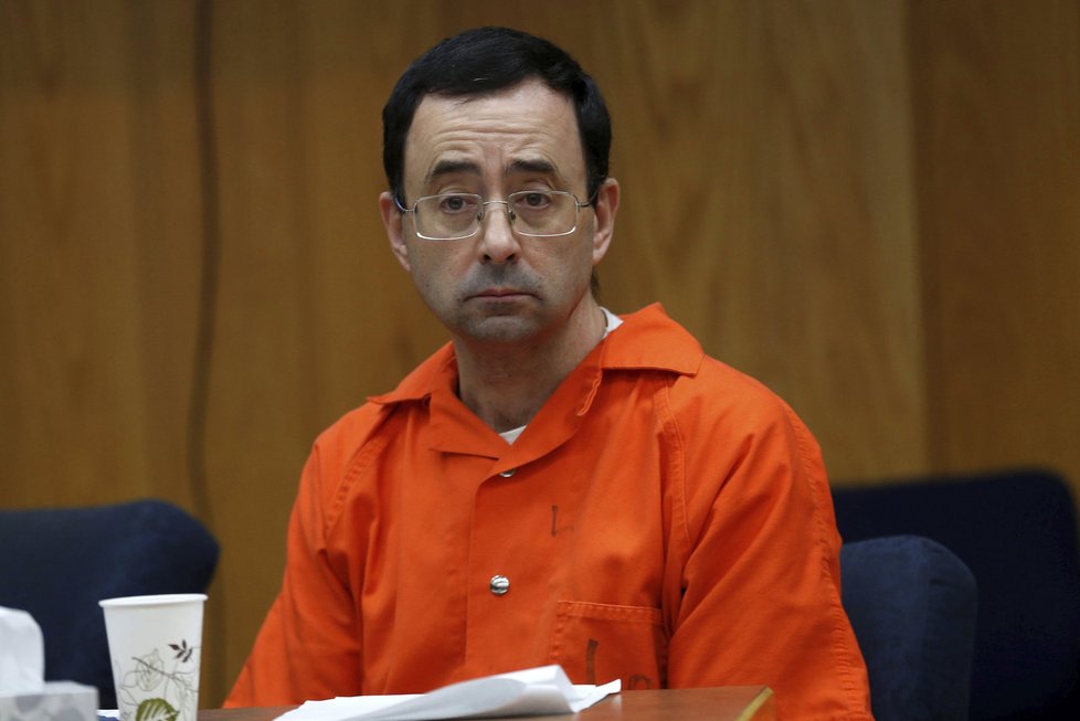 Odsouzený bývalý lékař gymnastické reprezentace USA byl u soudu napaden otcem tří svých obětí.
