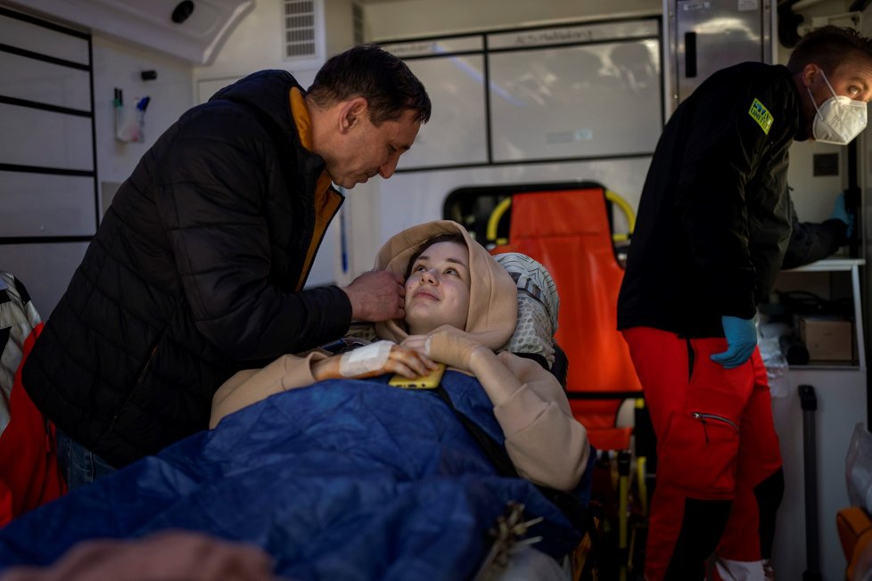 Nasťa Kuziková (21) přišla o nohu během bombardování města Černihiv. Nyní podstupuje léčbu v Německu.