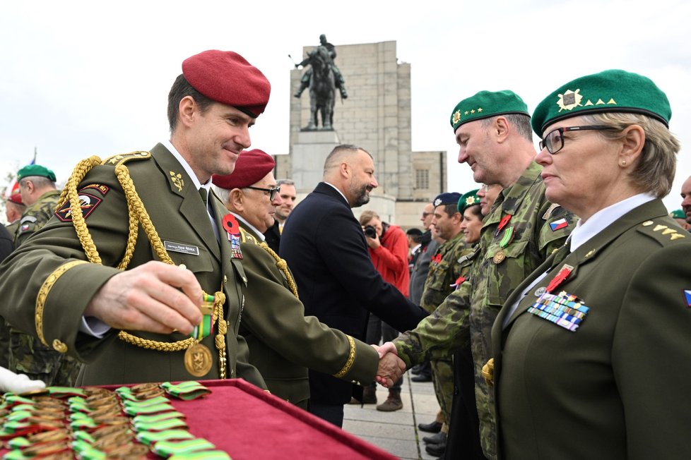 Slavnostní nástup při příležitosti Dne válečných veteránů: Náčelník generálního štábu Karel Řehka předává vyznamenání