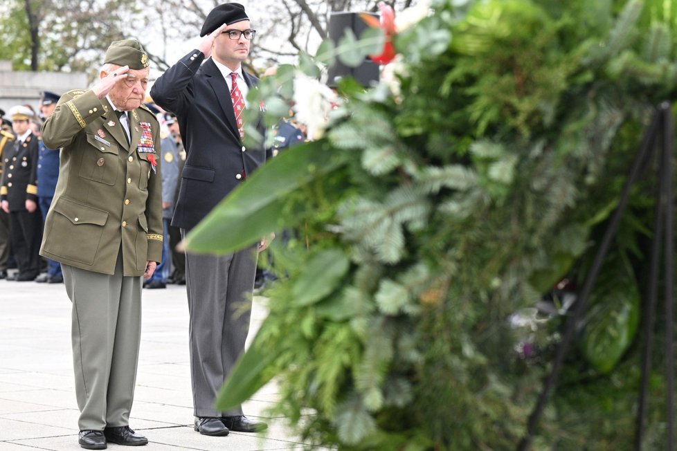 Slavnostní nástup při příležitosti Dne válečných veteránů: Český válečný veterán z druhé světové války generálporučík ve výslužbě Miloslav Masopust