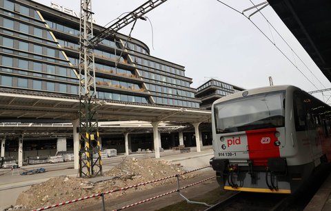 Z centra Prahy na letiště vlakem? Zkrouhli délku nástupišť! Vybírají se kratší vozy