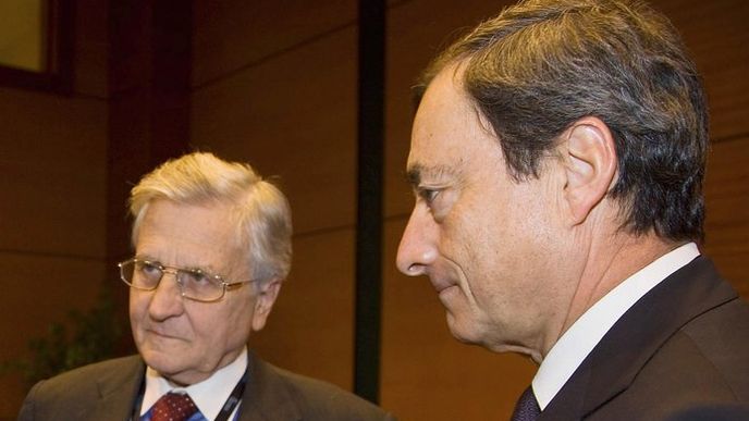 Nastupující šéf ECB Mario Draghi se svým předchůdcem Jeanem-Claudem Trichetem