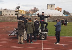 Dánští filmaři na atletickém oválu v Ostravě-Porubě.