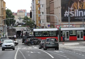 Kvůli opravě železnice bude téměř celý srpen omezena tramvajová doprava v Holešovicích. (ilustrační foto)