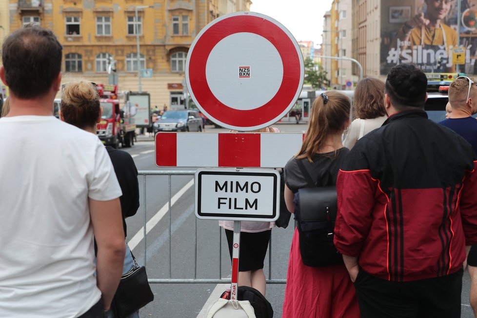 Filmaři obsadili centrum Prahy. Natáčí nejdražší film Netflixu Grey Man s Ryanem Goslingem v hlavní roli. Takto vypadalo natáčení v Holešovicích. (3. červenec 2021)