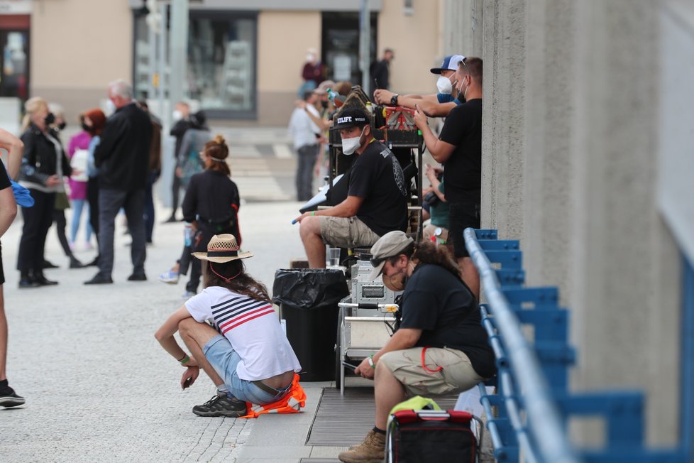 Filmaři obsadili centrum Prahy. Natáčí nejdražší film Netflixu Grey Man s Ryanem Goslingem v hlavní roli. Takto vypadalo natáčení v Holešovicích. (3. červenec 2021)