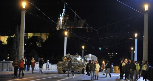 Turisti procházející noční Prahou se jistě nestačili divit