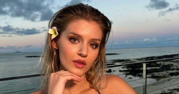 se ve bien en traje de baño. se ve bien en traje de baño.