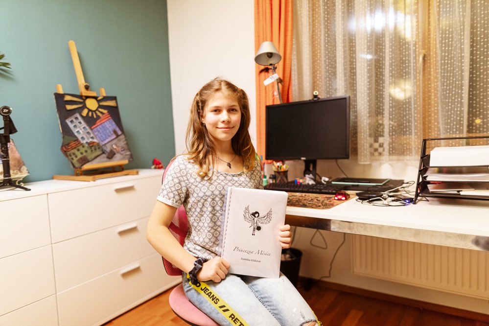 Natálie Klikatá (13 let, Říčany) soutěží v anketě Zlatý oříšek čtenářů ABC, píše a ilustruje vlastní knihy