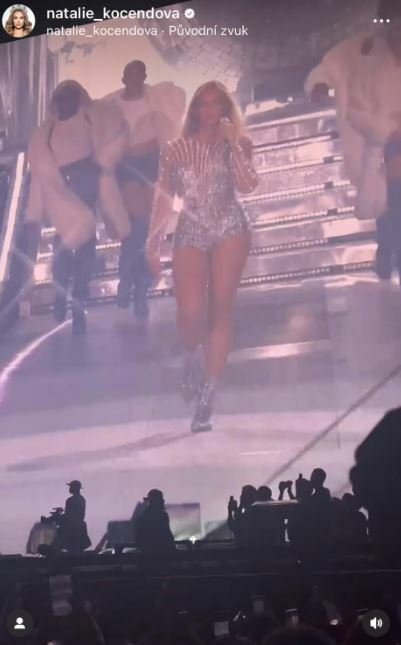 Beyoncé vystřídala několik outfitů. Ani jeden ale nebyl odvážnější, než šatičky Kočendové.