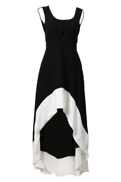 Černé asymetrické šaty s bílým lemem, Romwe.com, cca 550 Kč.
