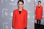 Natalie Portman v červeném kabátu zářila na všechny směry