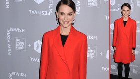 Natalie Portman v červeném kabátu zářila na všechny směry