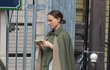 Těhotná Natalie Portman maskuje bříško Těhotná Natalie Portman maskuje bříško