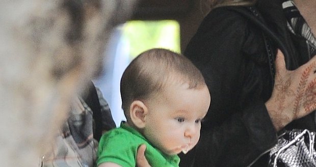 Tříměsíčního Alepha oblékla Portman do zelené kombinézky