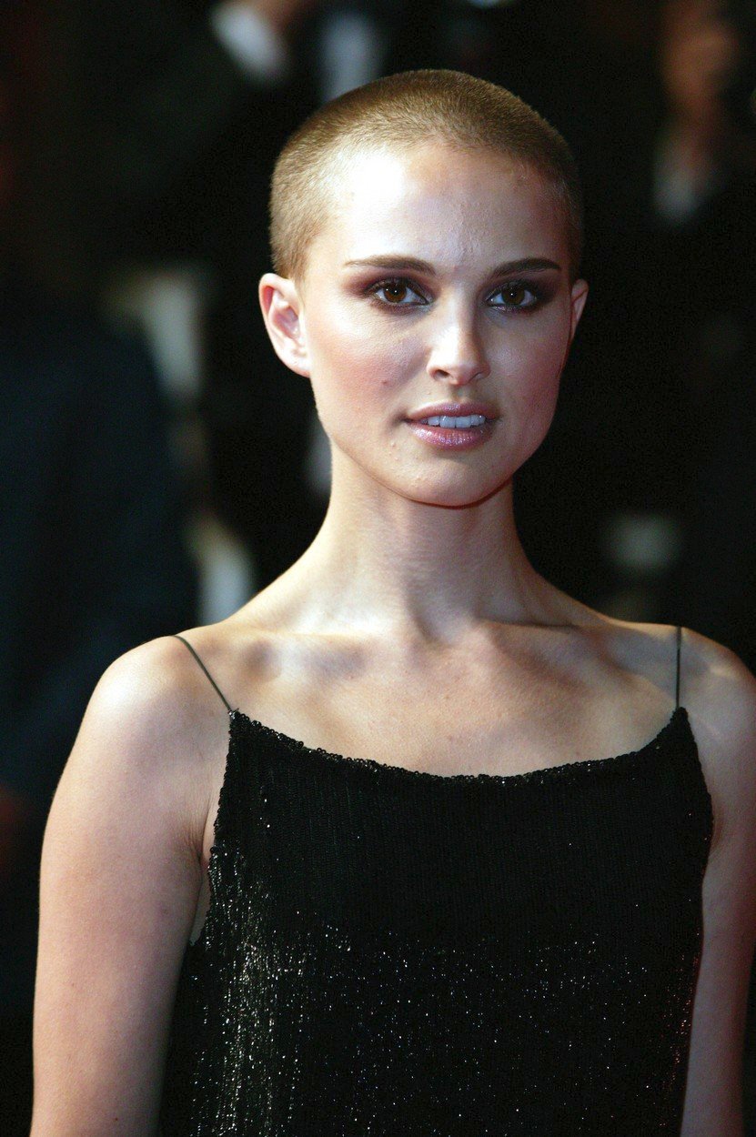 Herečce Natalii Portman hlavu oholili v roce 2005 přímo před kamerou ve filmu V jako vendeta.