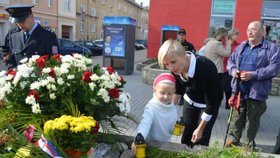 2013:  I jako pětiletá přišla za tátou k pomníku