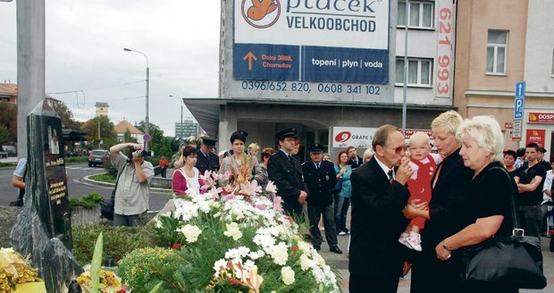 Natálka s maminkou a prarodiči.