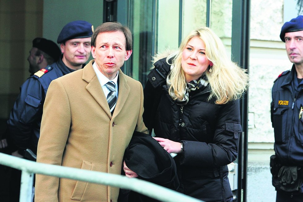 Natasha s Fritzlovým právníkem Rudolfem Mayerem před budovou soudu v St. Pöltenu.