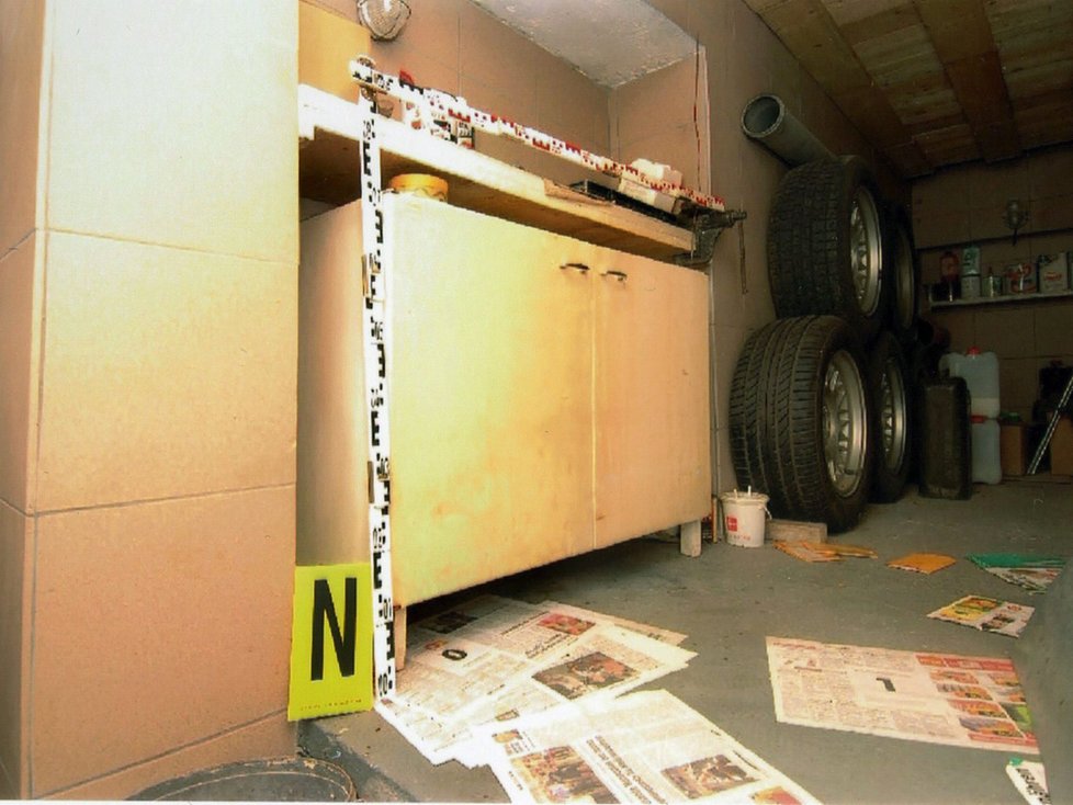 Za touhle skříňkou v garáži se skrývaly těžké betonové dveře, které vedly do Nataschina podzemního vězení