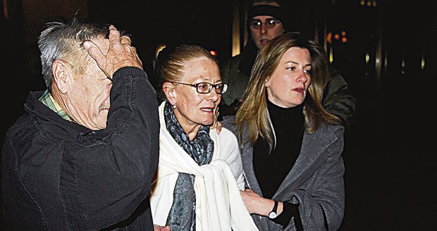 Vanessa Redgrave (uprostřed) opouští nemocnici, v níž zemřela její dcera