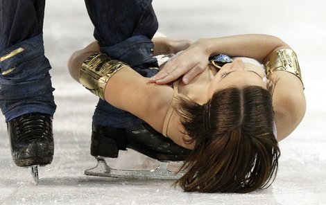 Nathalie Péchalatová při krkolomném »zametání« ledu...