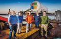 Tým vědců pracujících pro Microsoft se loučí s datacentrem Natick těsně před jeho uložením na dno v létě 2018