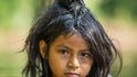Opička tamarín sedící na zádech dívky, která se koupe v řece Yomibato v Peru