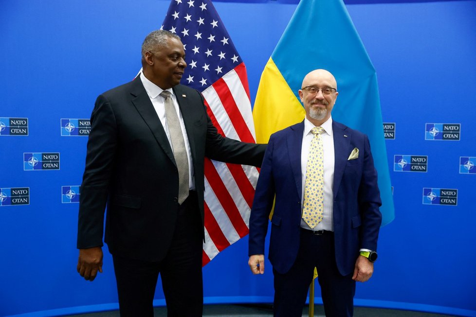 Americký ministr obrany Lloyd Austin a ukrajinský ministr obrany Oleksij Reznikov na jednání ministrů obrany států NATO v Bruselu (12. 10. 2022)