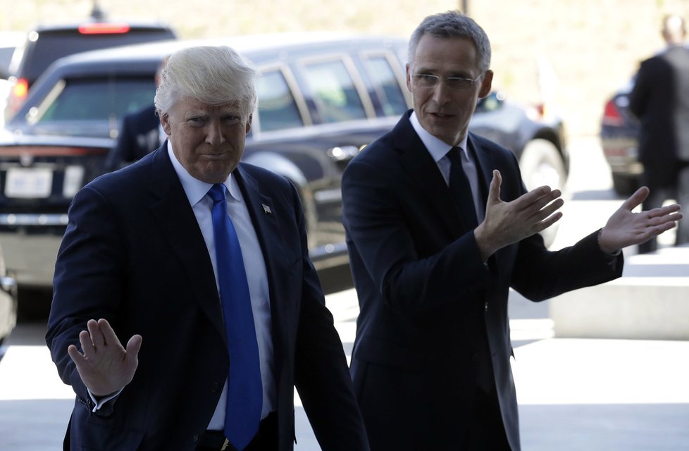 Prezident USA Donald Trump a šéf NATO Jens Stoltenberg