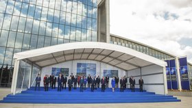 Oficiální fotografie lídrů na summitu NATO.