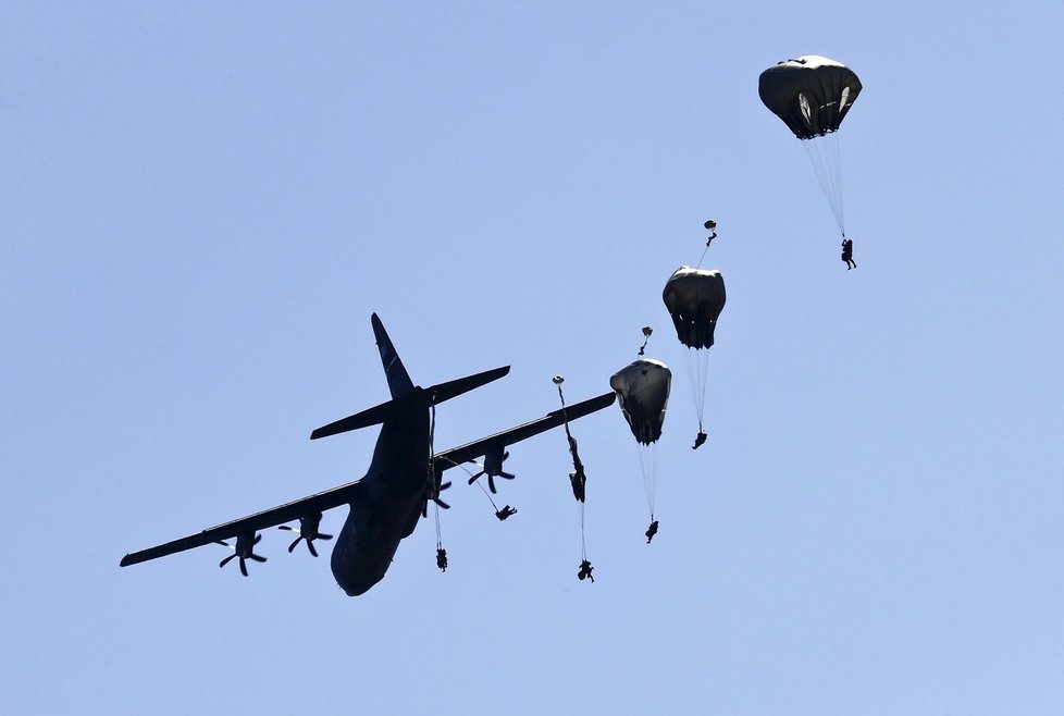 NATO nacvičovalo výsadek na nepřátelském území.