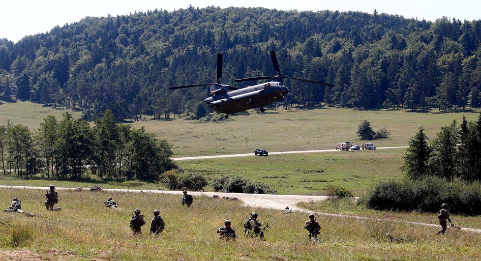 Střelba a výsadek jen pár kilometrů od českých hranic