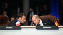Francouzský prezident Emmanuel Macron a německý kancléř Olaf Scholz na summitu NATO
