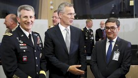 Tajemník NATO generál Stoltenberg (uprostřed), afgánský ministr obrany Bahrami (vpravo) a americký generál John Nicholson na setkání ministrů obrany NATO v Bruselu, 8.6.2018
