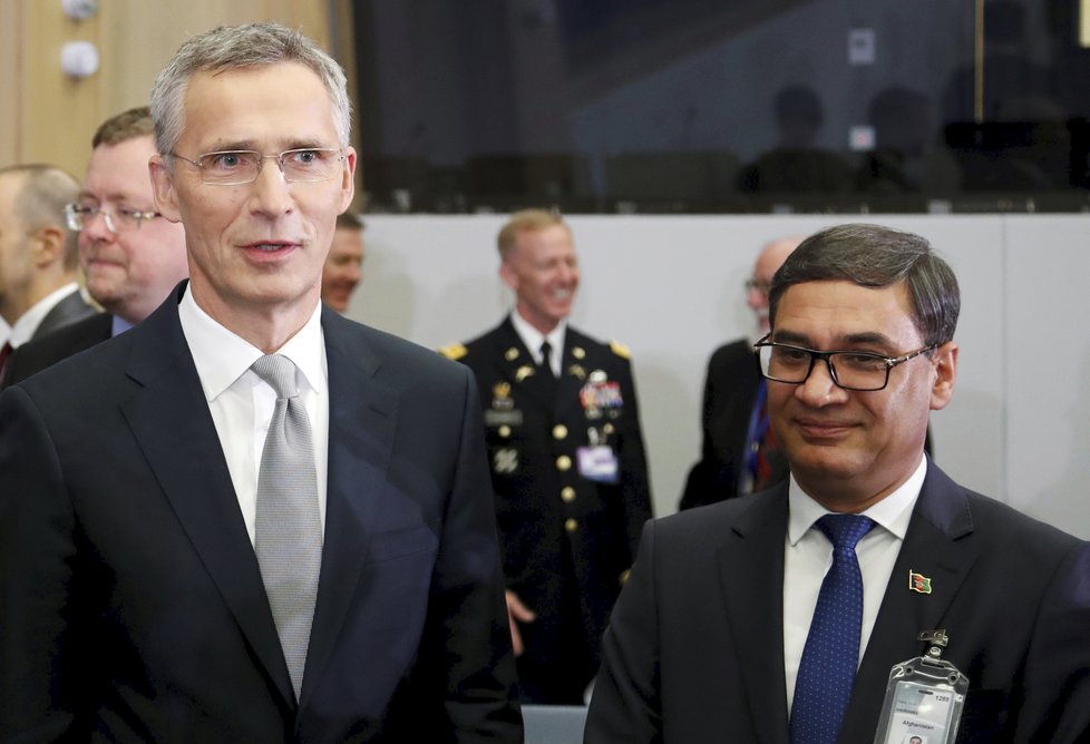 Tajemník NATO generál Stoltenberg (vlevo) a afgánský ministr obrany Bahrami na setkání ministrů obrany NATO v Bruselu, 8.6.2018