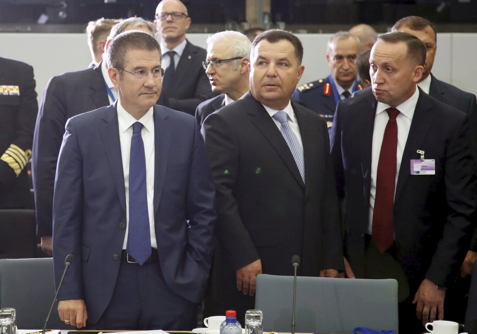Turecký ministr obrany Canikli (vlevo) a jeho ukrajinský protějšek Poltorak (uprostřed) na setkání ministrů obrany NATO v Bruselu, 8.6.2018