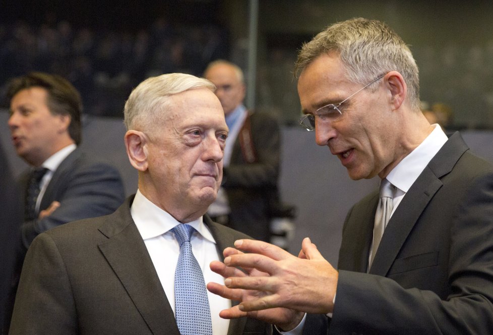 Americký ministr obrany Mattis (vlevo) a Tajemník NATO generál Stoltenberg na setkání ministrů obrany NATO v Bruselu, 8.6.2018