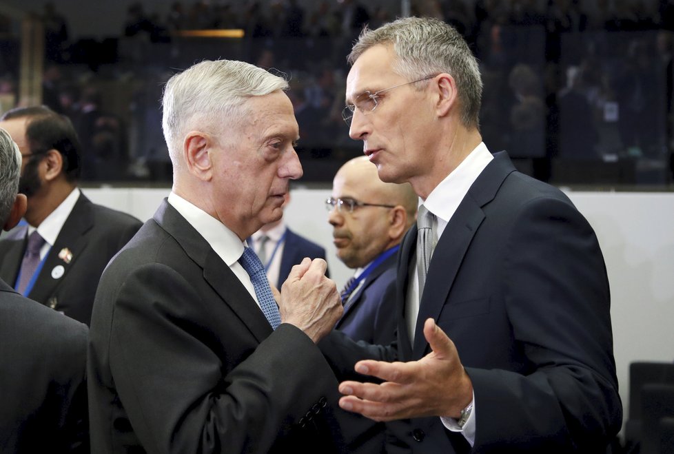 Americký ministr obrany Mattis (vlevo) a Tajemník NATO generál Stoltenberg na setkání ministrů obrany NATO v Bruselu, 8.6.2018