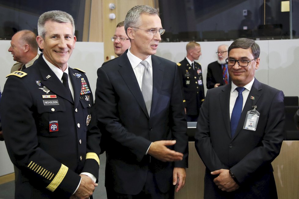 Tajemník NATO generál Stoltenberg (uprostřed), afgánský ministr obrany Bahrami (vpravo) a americký generál John Nicholson na setkání ministrů obrany NATO v Bruselu, 8.6.2018