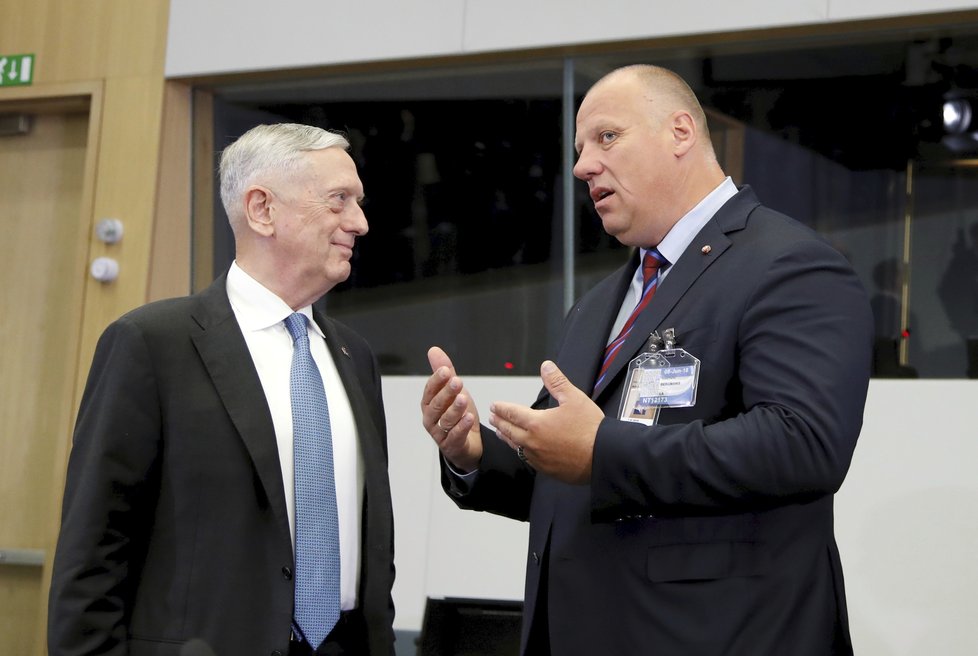 Americký ministr obrany Mattis (vlevo) a litevský ministr obrany Bergmanis na setkání ministrů obrany NATO v Bruselu, 8.6.2018