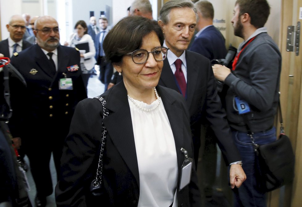 Italská ministryně obrany Trentaová na setkání ministrů obrany NATO v Bruselu, 8.6.2018
