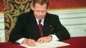 Český prezident Václav Havel podepisuje přístupové protokoly do NATO, 26. únor 1999.